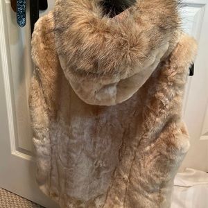 COPY - FUDA women sleeveless down jacket with faux fur.